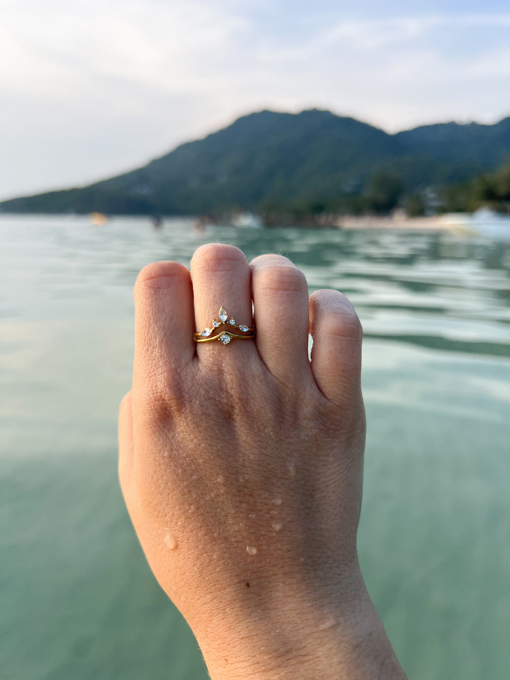 Aria – Bague Fine Triple Zircon Dorée