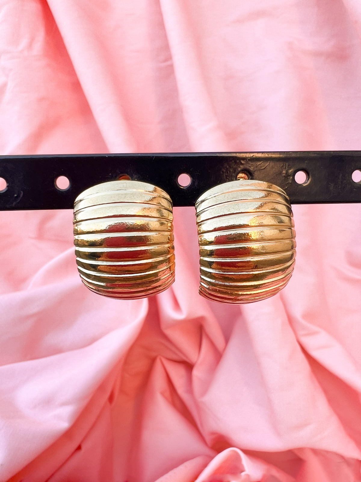 Diane – Boucles d'Oreilles Cylindre Strié Doré Acier Inoxydable