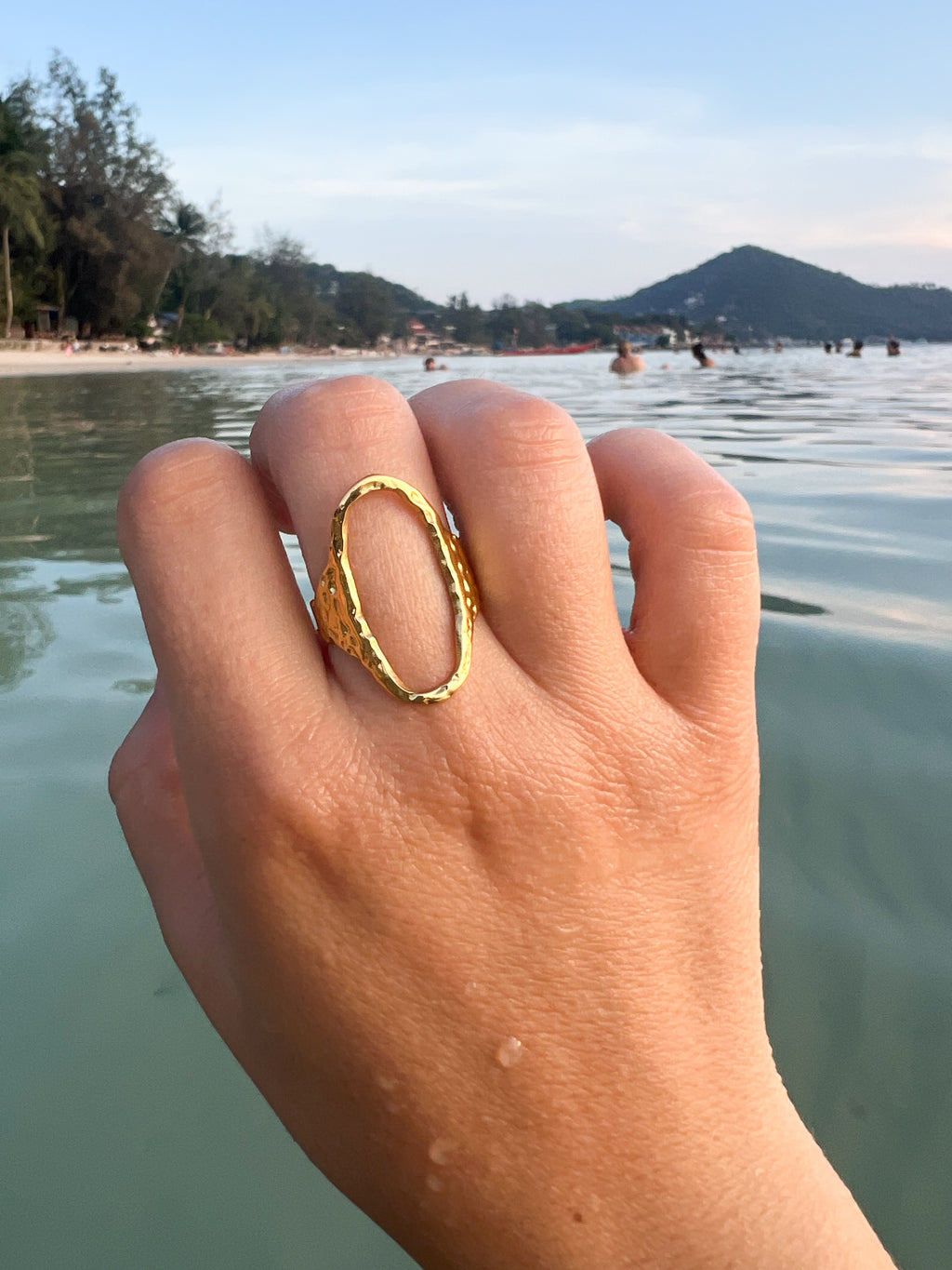 Ova – Bague Grand Anneau Ovale Texturé Doré
