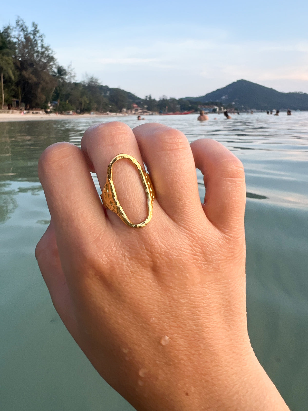 Ova – Bague Grand Anneau Ovale Texturé Doré