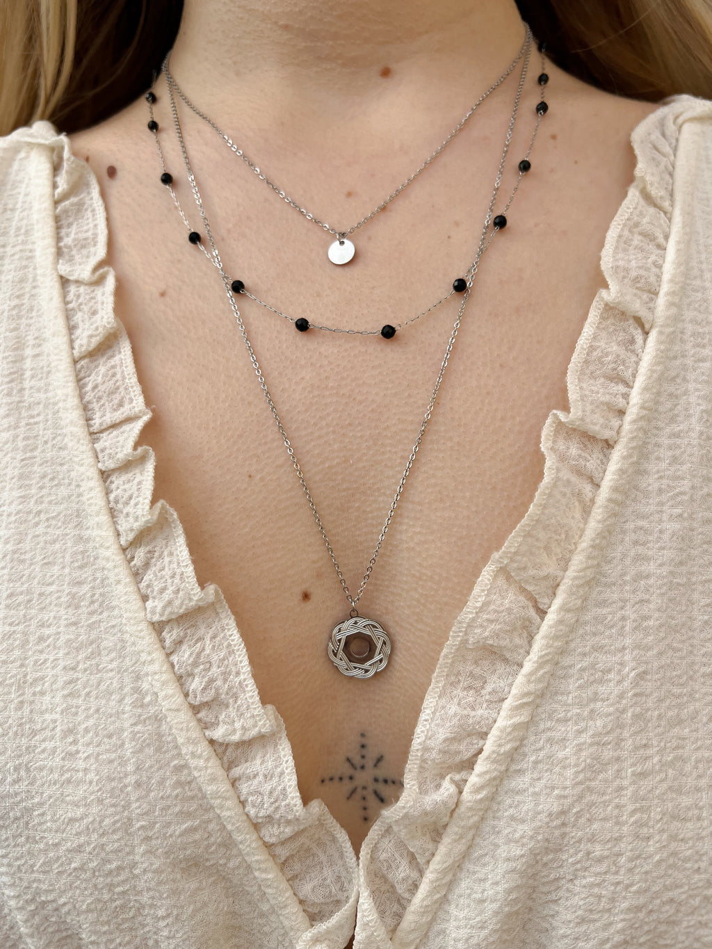 Aurore – Collier Triple Perles Médaillon Fleur