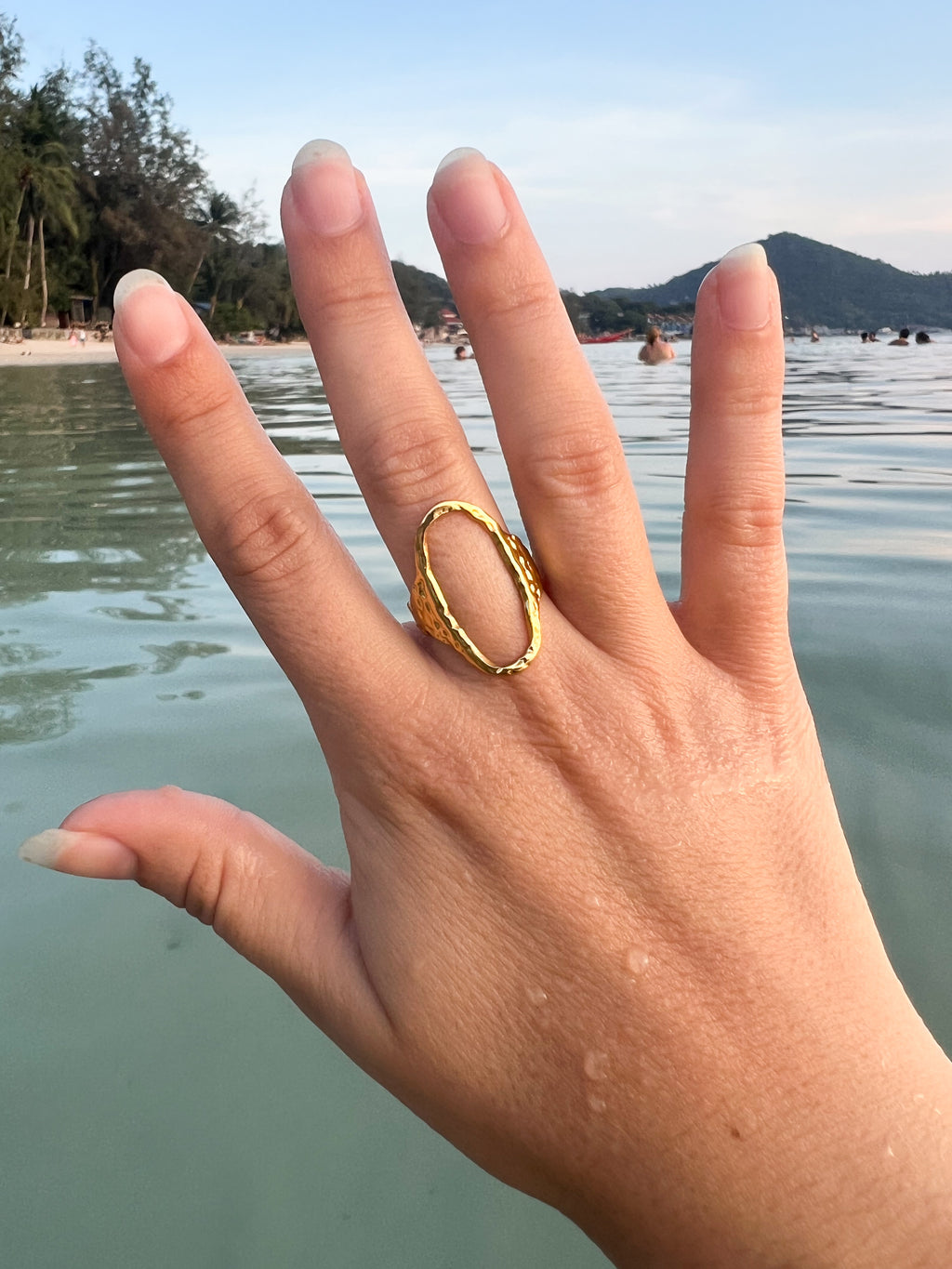 Ova – Bague Grand Anneau Ovale Texturé Doré