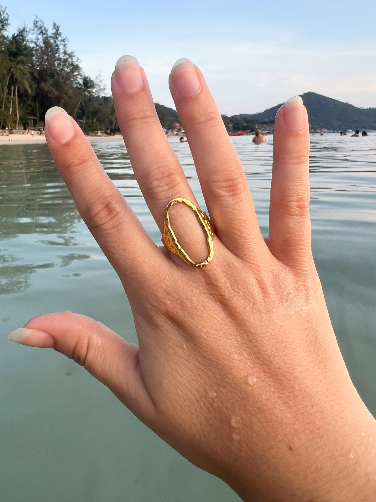 Ova – Bague Grand Anneau Ovale Texturé Doré
