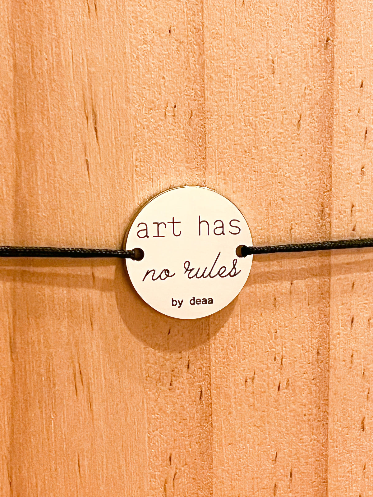 Art Has No Rules – Bracelet Médaillon