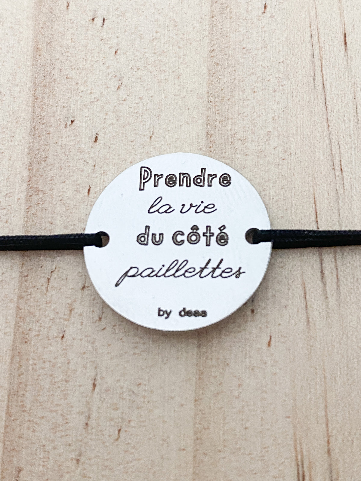 Prendre la Vie du Côté Paillettes – Bracelet Médaillon