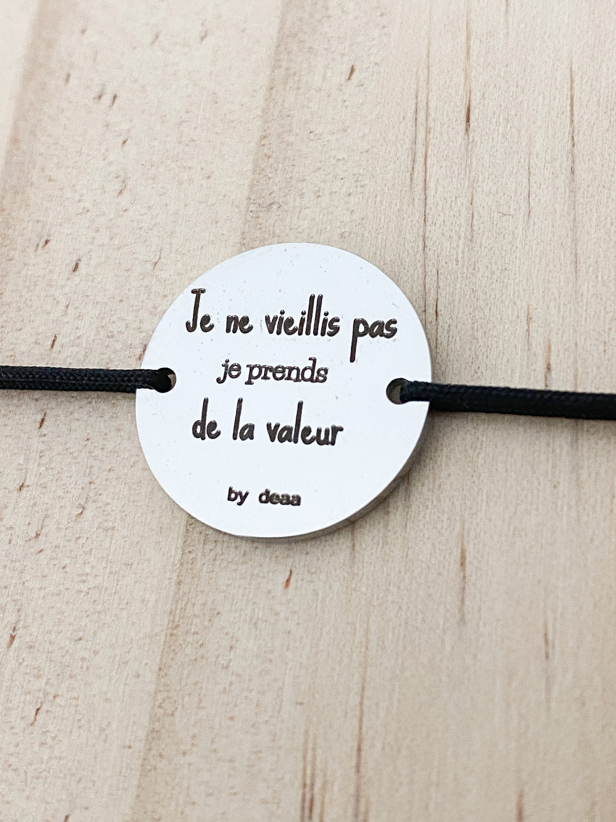 Je ne Vieillis pas, je Prends de la Valeur – Bracelet Médaillon