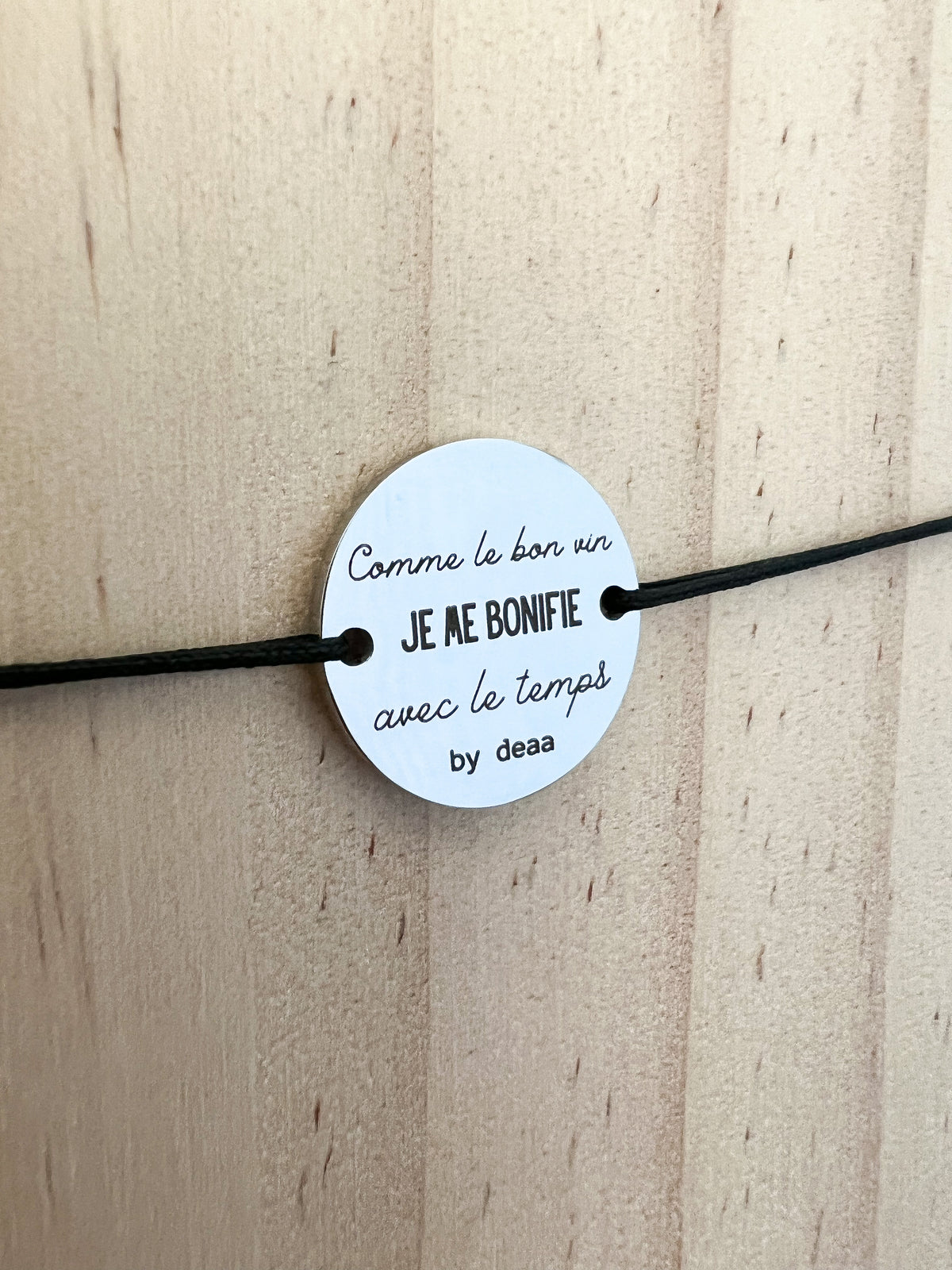 Comme le Bon Vin je me Bonifie avec le Temps – Bracelet Médaillon