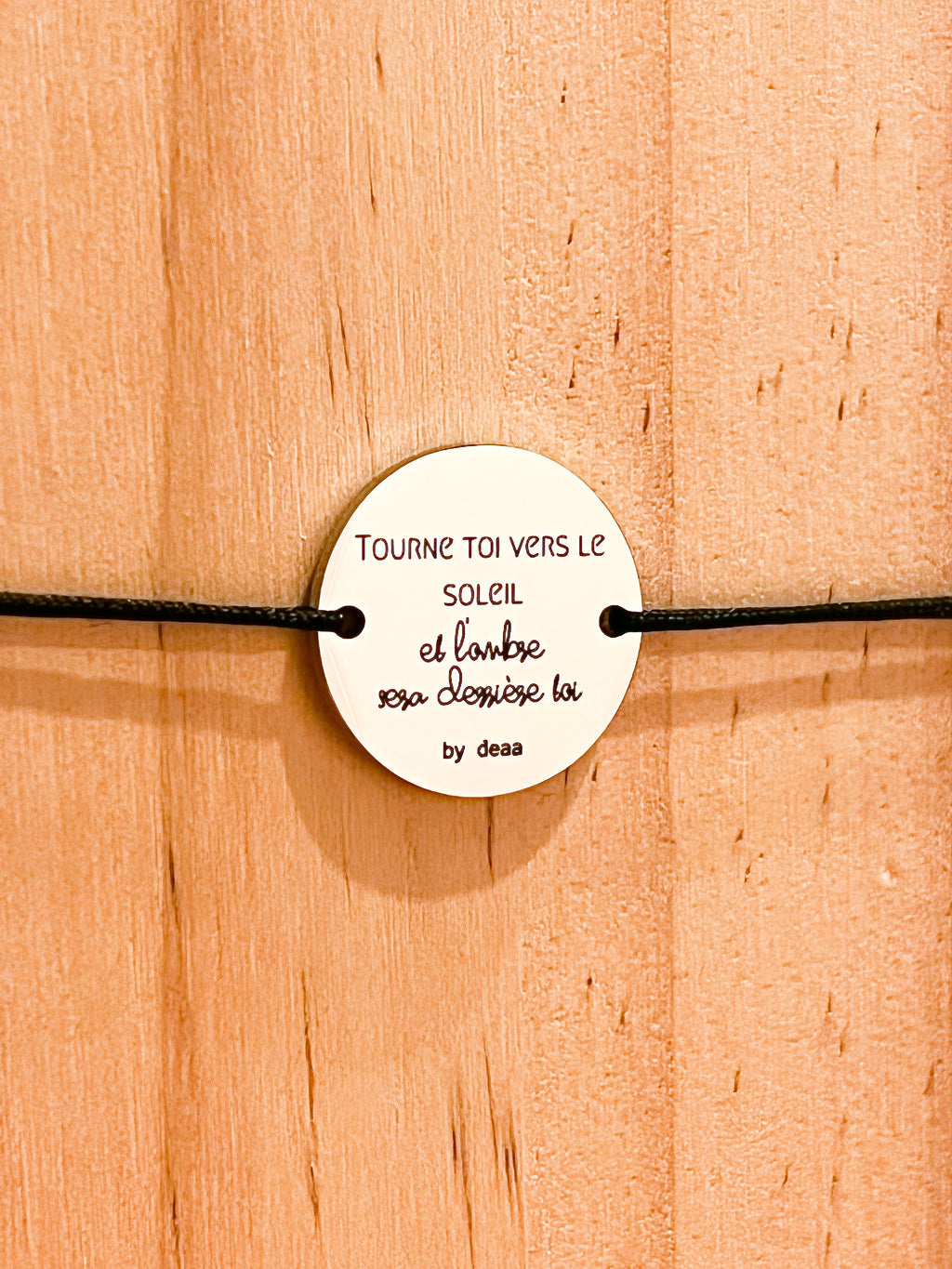 Tourne-toi vers le Soleil et l'Ombre sera Derrière toi – Bracelet Médaillon