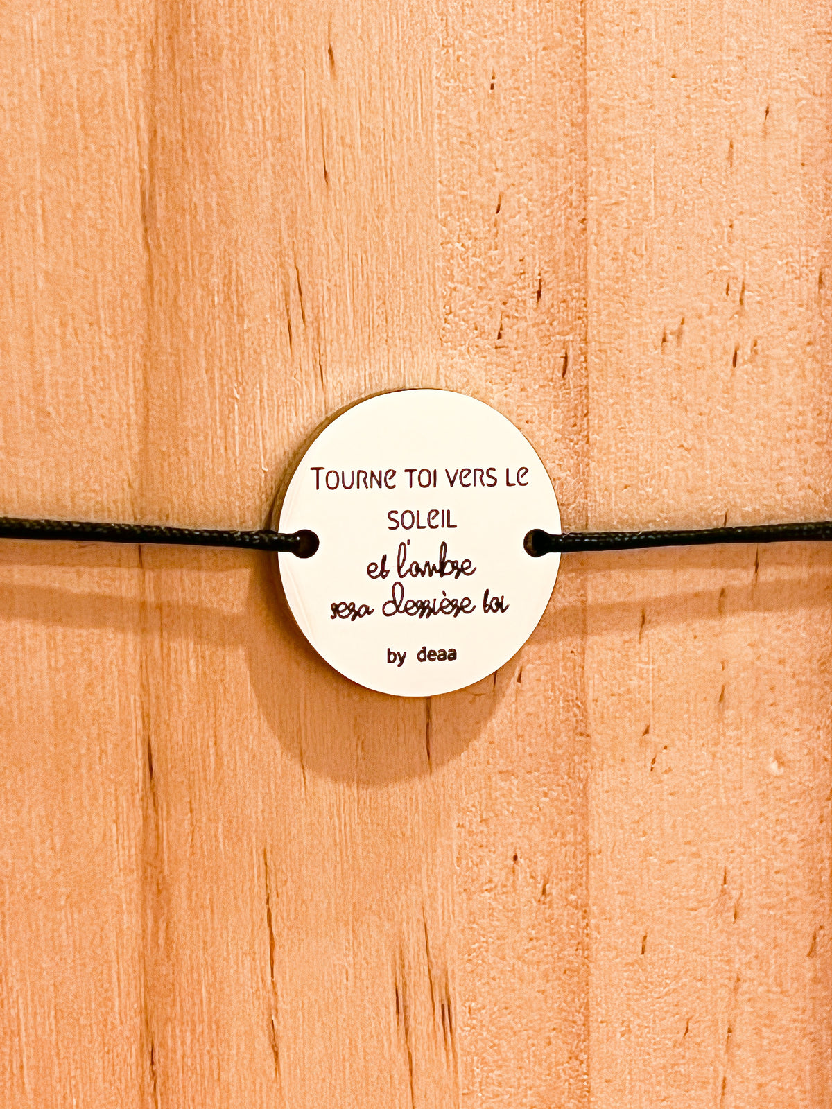 Tourne-toi vers le Soleil et l'Ombre sera Derrière toi – Bracelet Médaillon