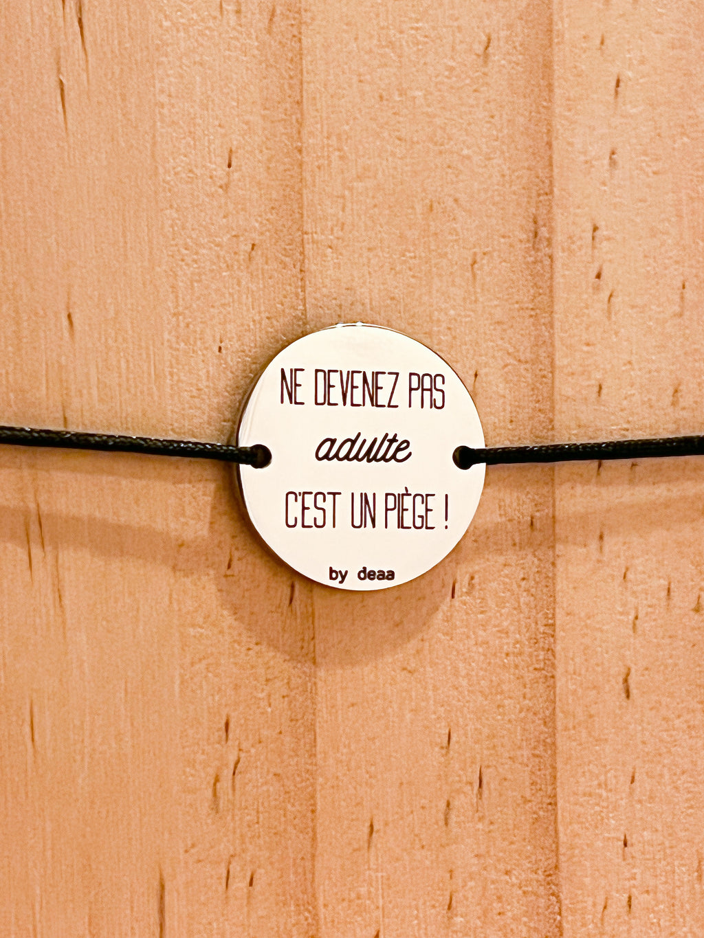 Ne Devenez pas Adulte c'est un Piège – Bracelet Médaillon