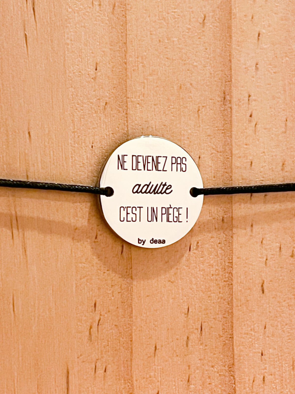 Ne Devenez pas Adulte c'est un Piège – Bracelet Médaillon