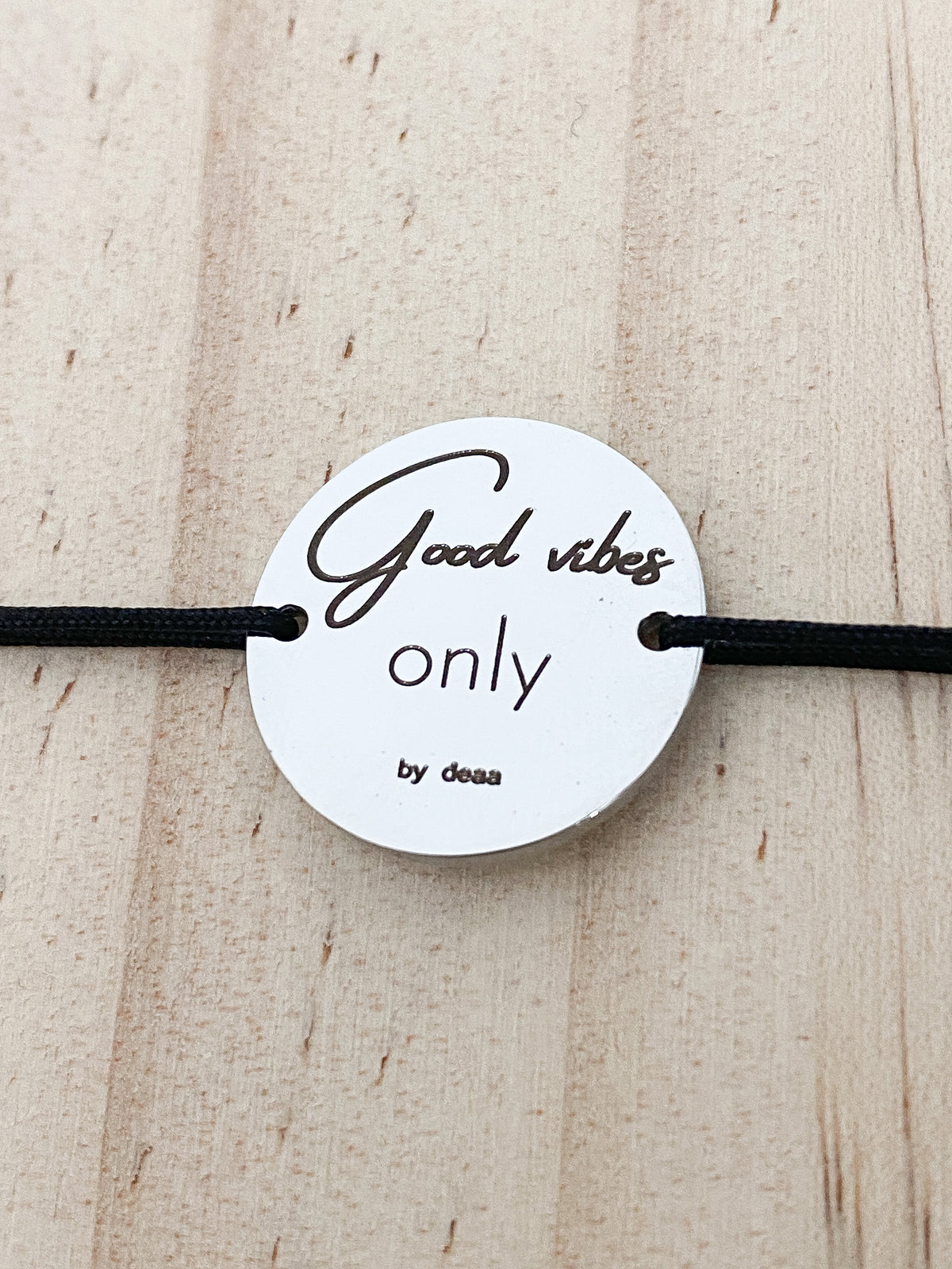Good Vibes Only – Bracelet Médaillon