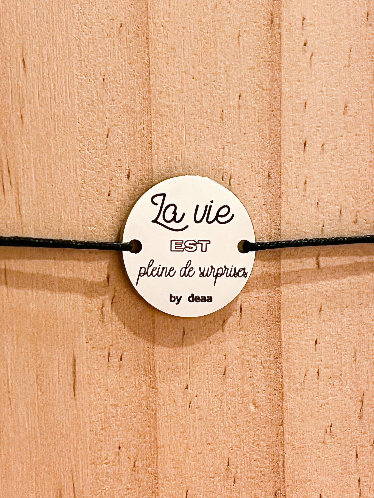 La Vie est Pleine de Surprises – Bracelet Médaillon