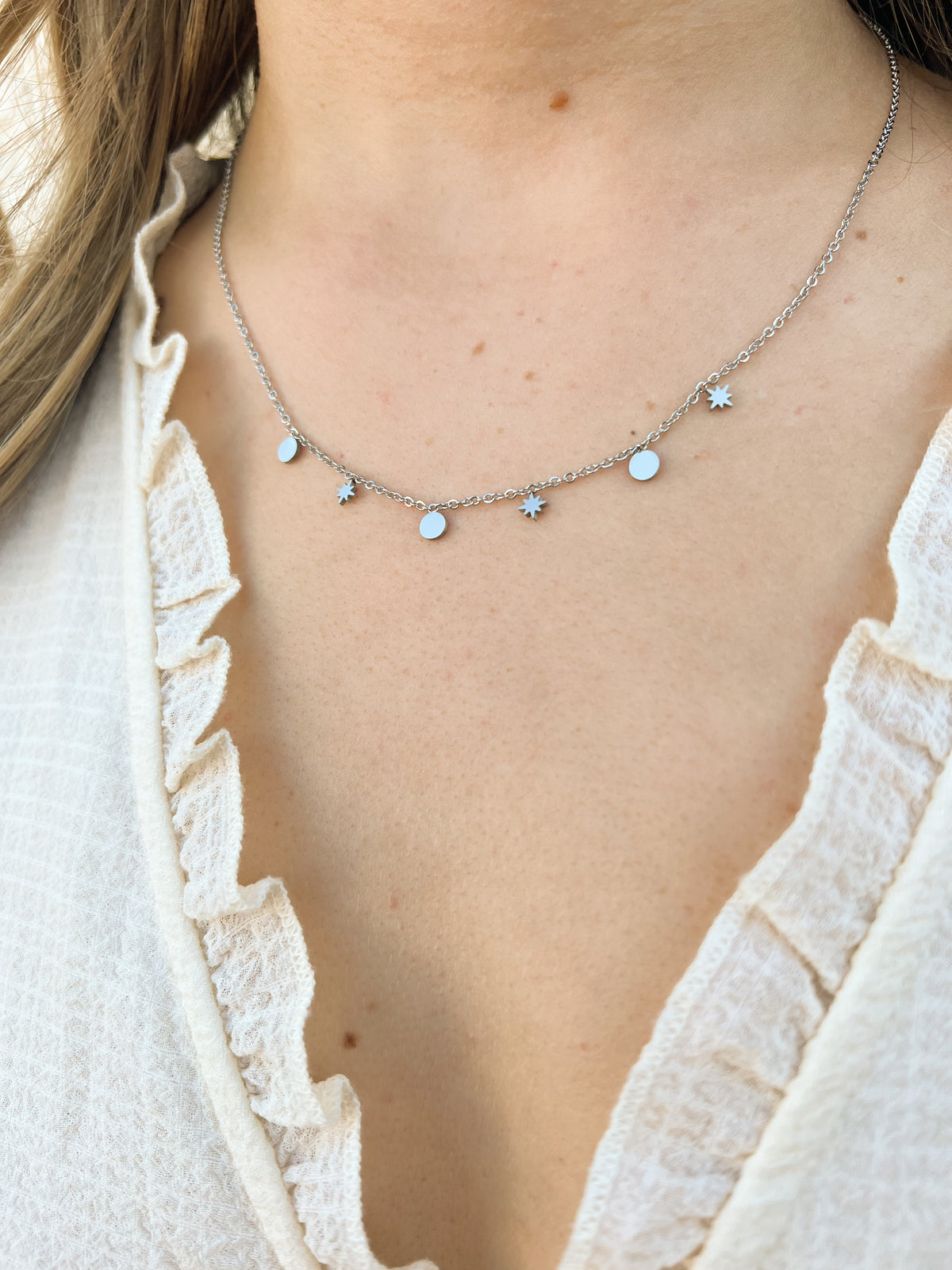 Amalia – Collier Breloques Pierres Bleues