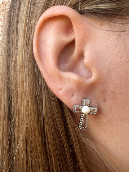 Boucles d’oreilles croix perles blanches