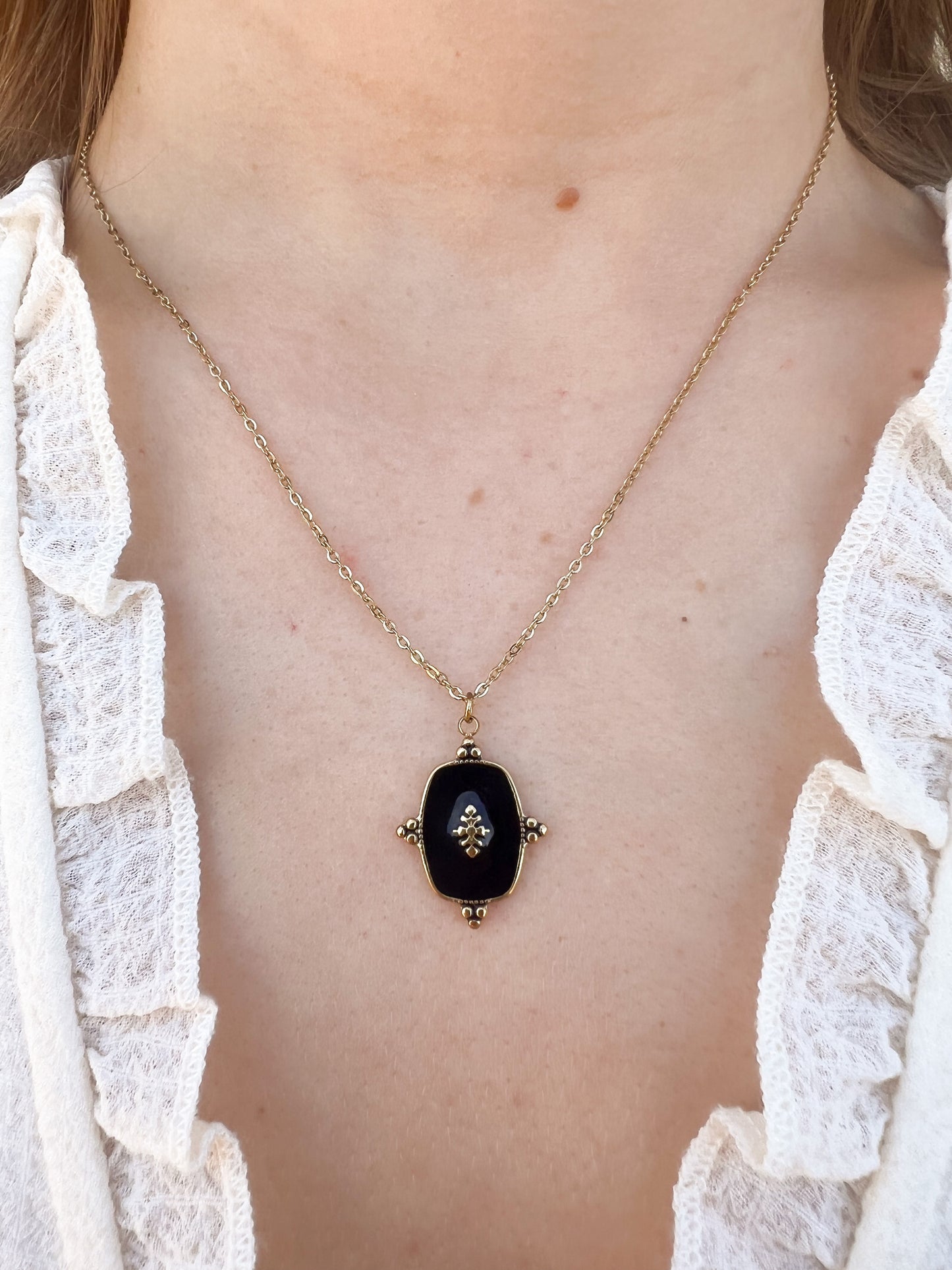Collier plaque noir