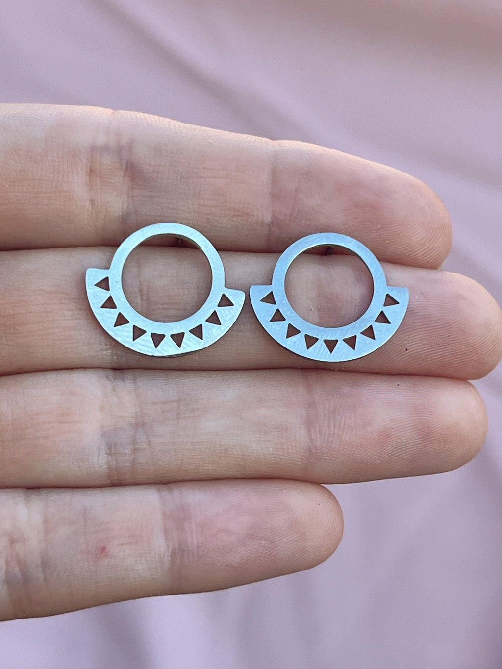 Boucles d’oreilles demi cercles motifs