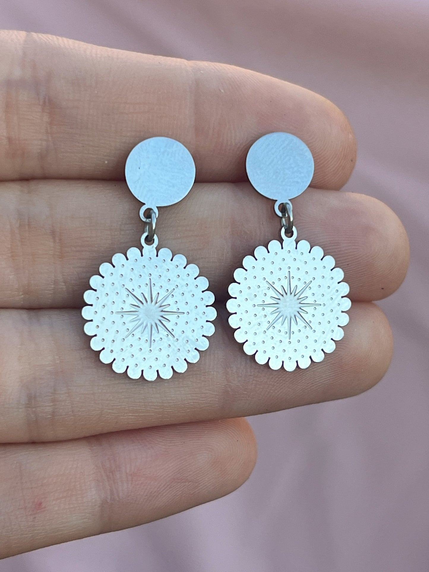 Boucles d’oreilles pendantes motifs étoiles