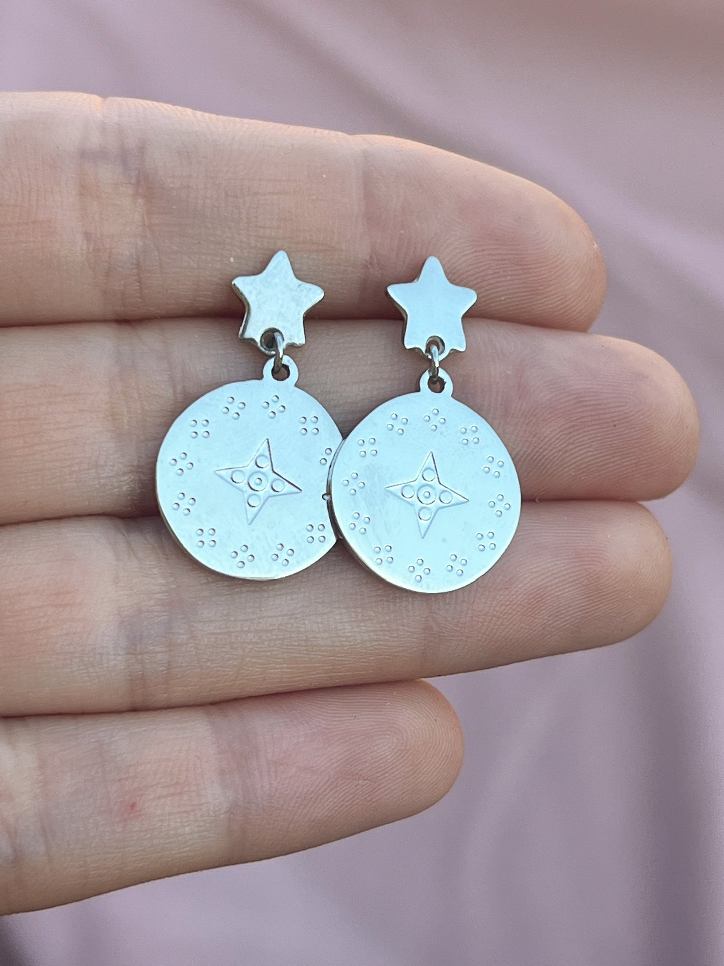 Boucles d’oreilles étoiles médailles pendantes