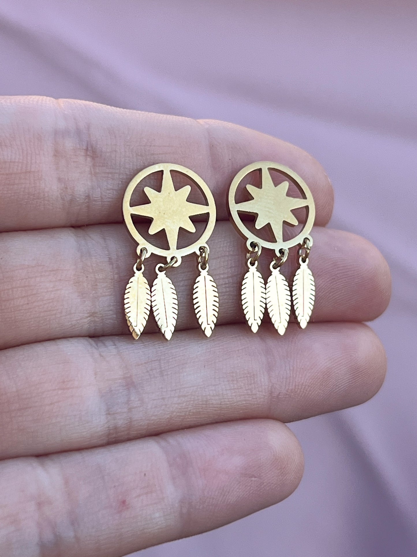 Boucles étoiles, plumes pendantes