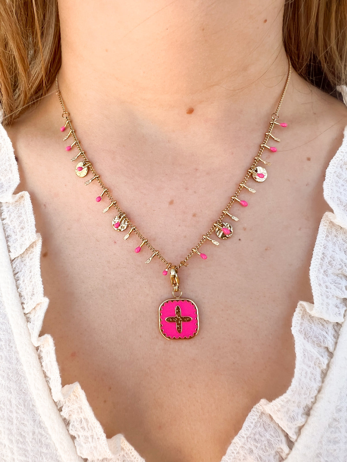 Livia – Collier Pendentif Émaillé Rose
