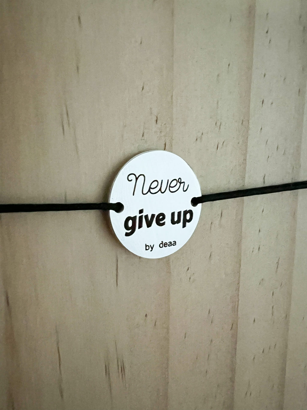 Never Give Up – Bracelet Médaillon