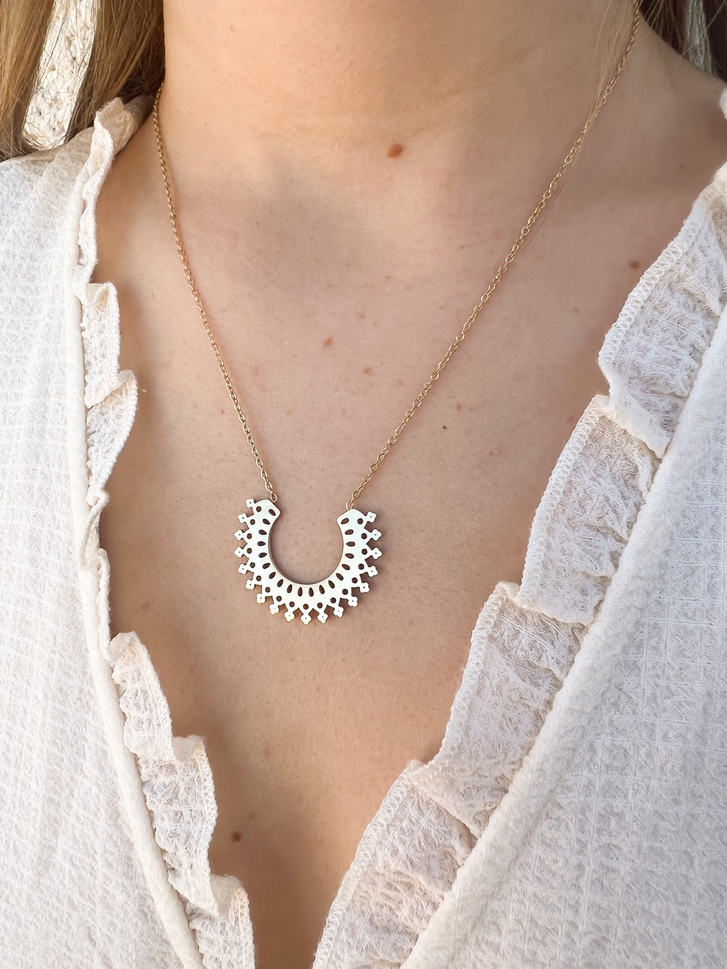 Collier demi lune détails