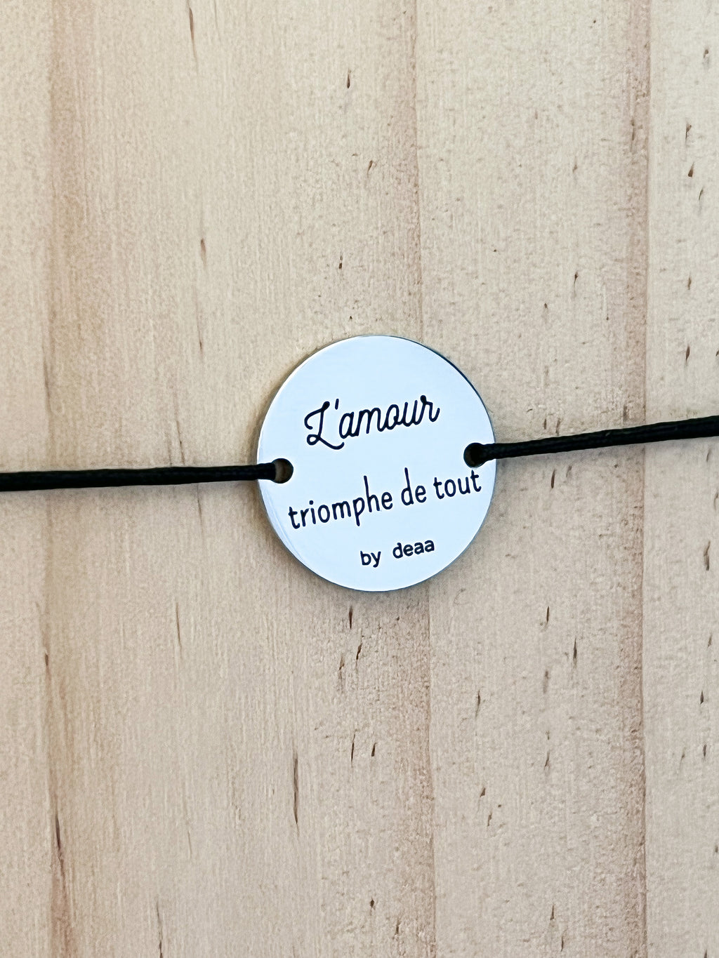 L'Amour Triomphe de Tout – Bracelet Médaillon