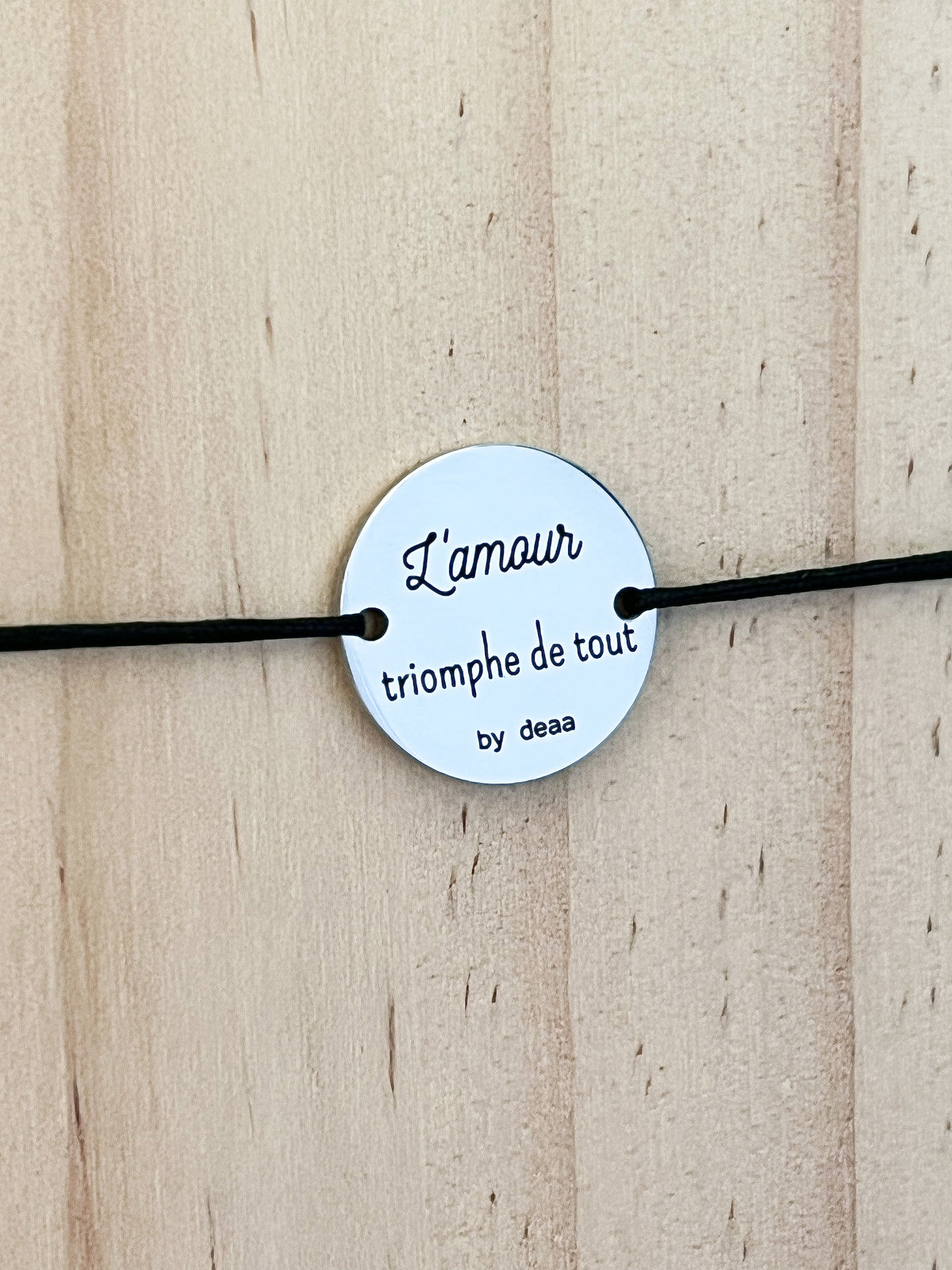 L'Amour Triomphe de Tout – Bracelet Médaillon
