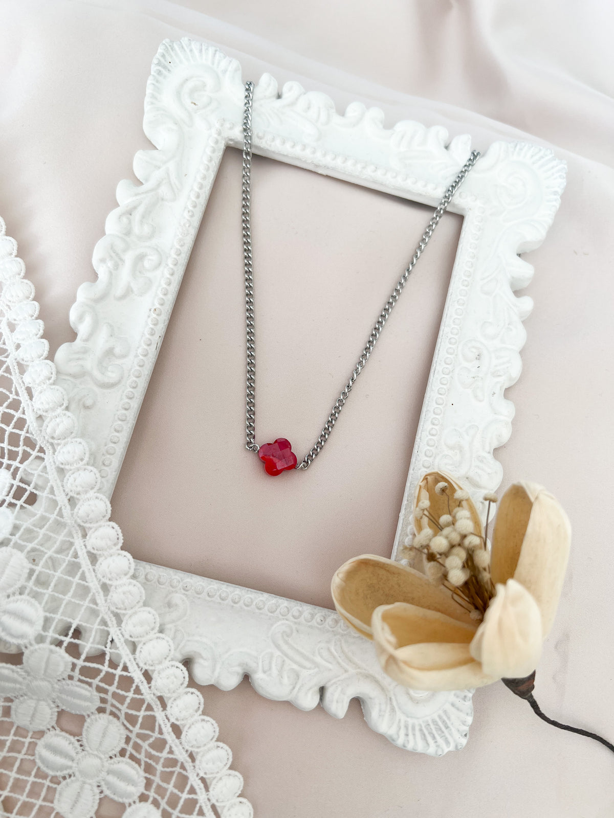 Collier trèfle rouge