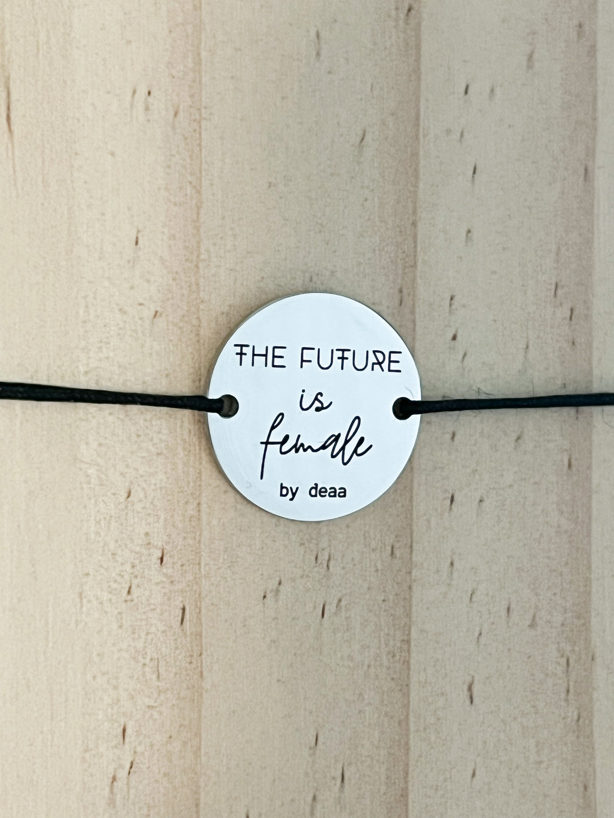 The Future is Female – Bracelet Médaillon