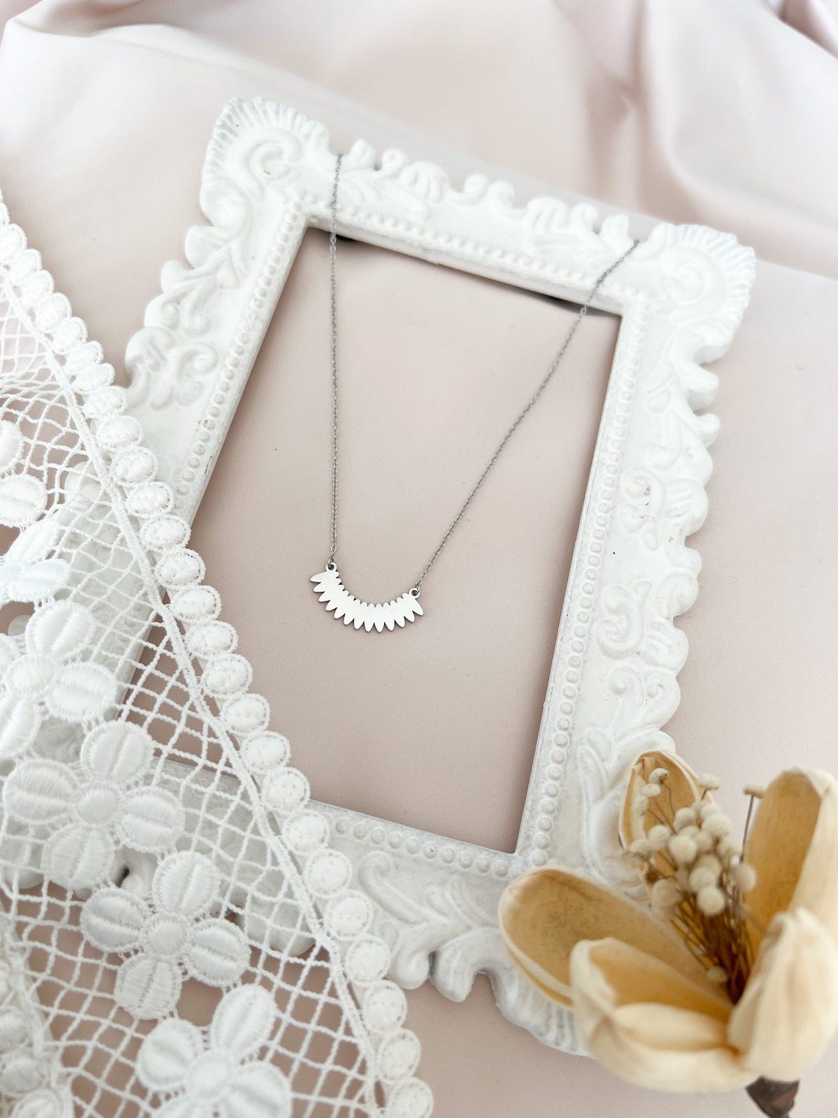 Alira – Collier Pendentif Demi-Cercle