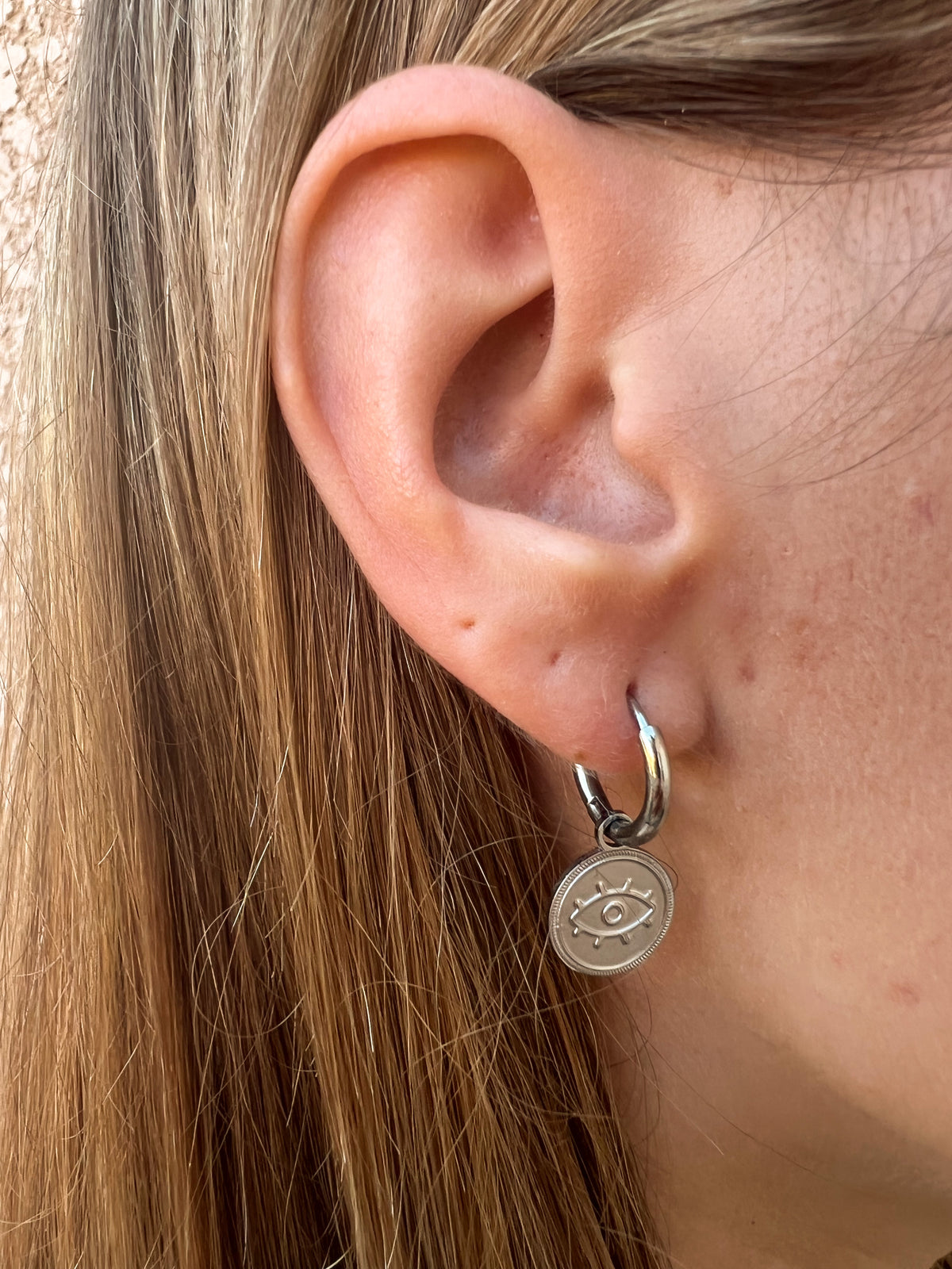 Boucles d’oreilles, médaille œil