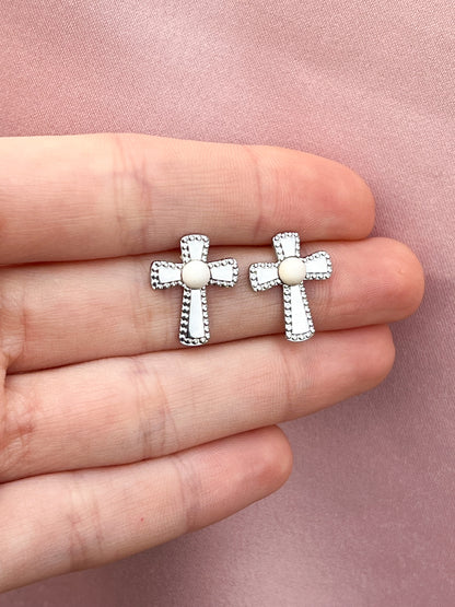 Boucles d’oreilles croix perles blanches