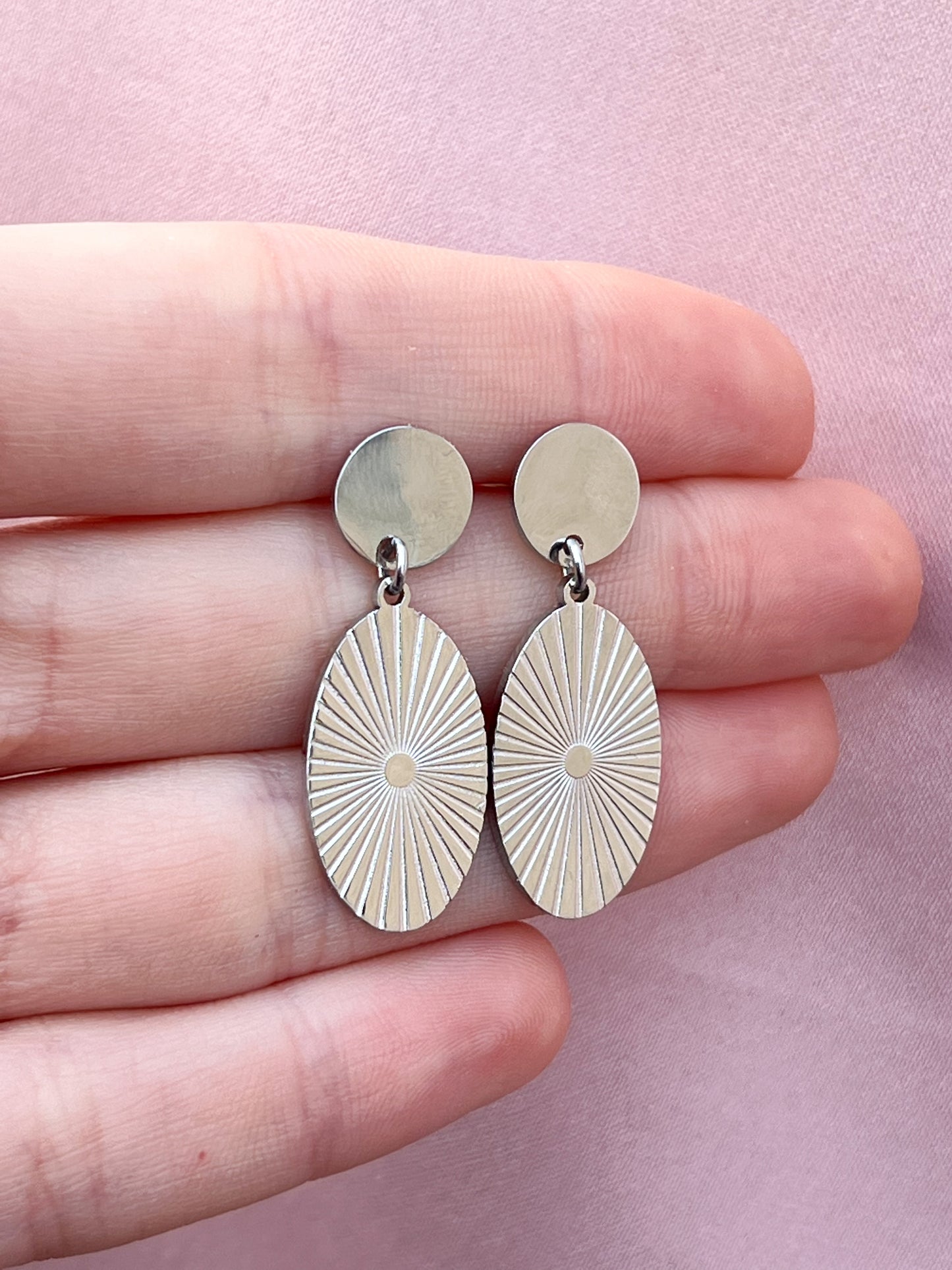 Boucles d’oreilles pendantes ovales motifs