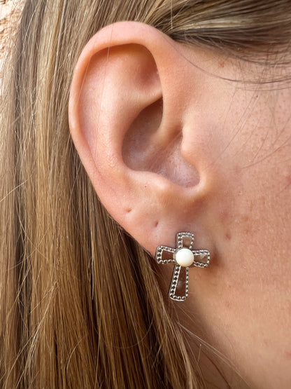 Boucles d’oreilles croix perles blanches