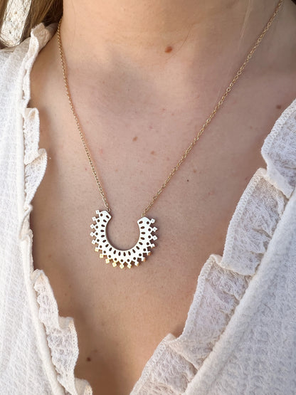 Collier demi lune détails