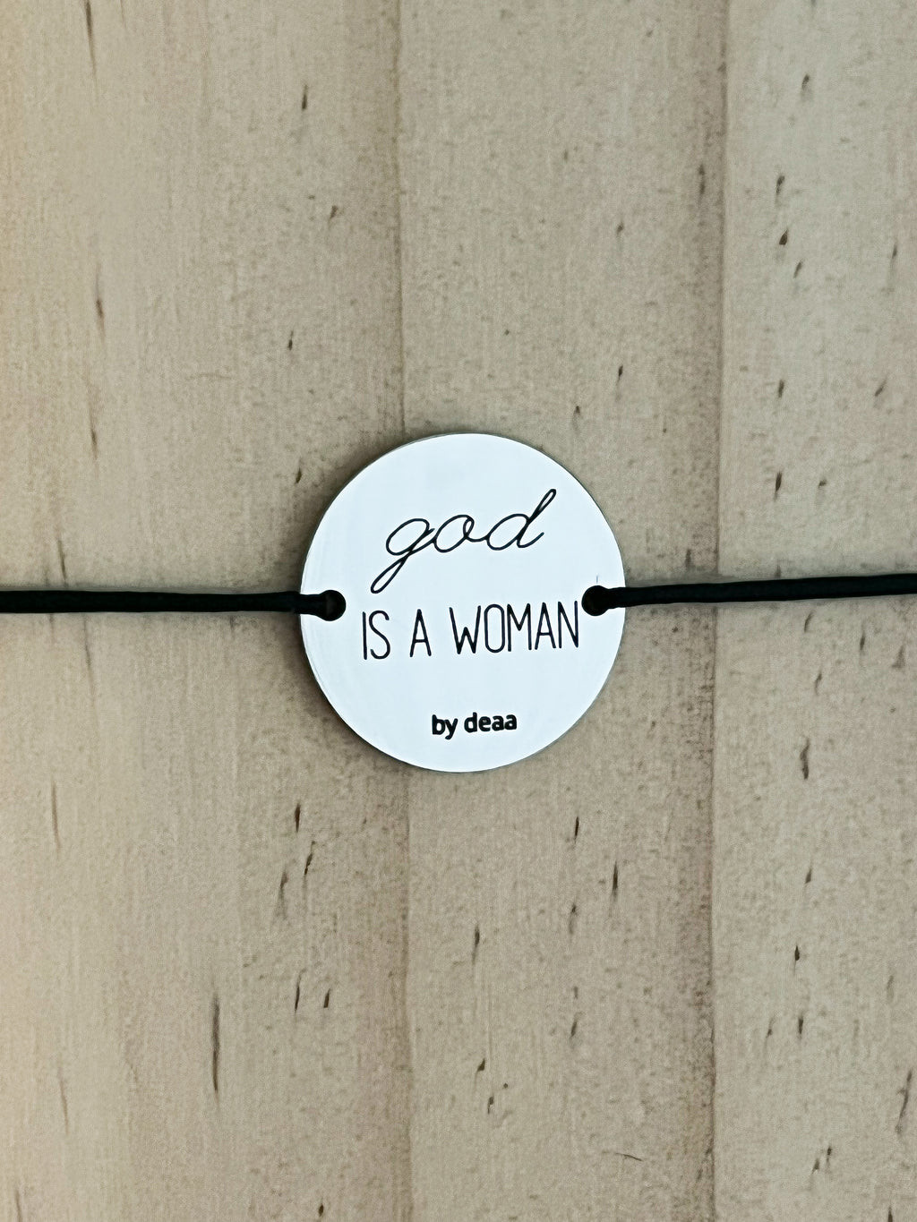 God is a Woman – Bracelet Médaillon