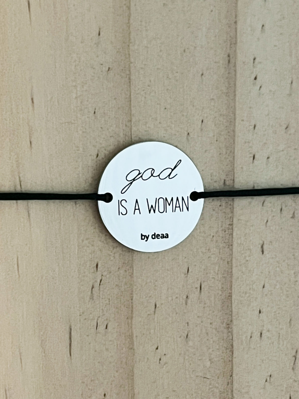 God is a Woman – Bracelet Médaillon