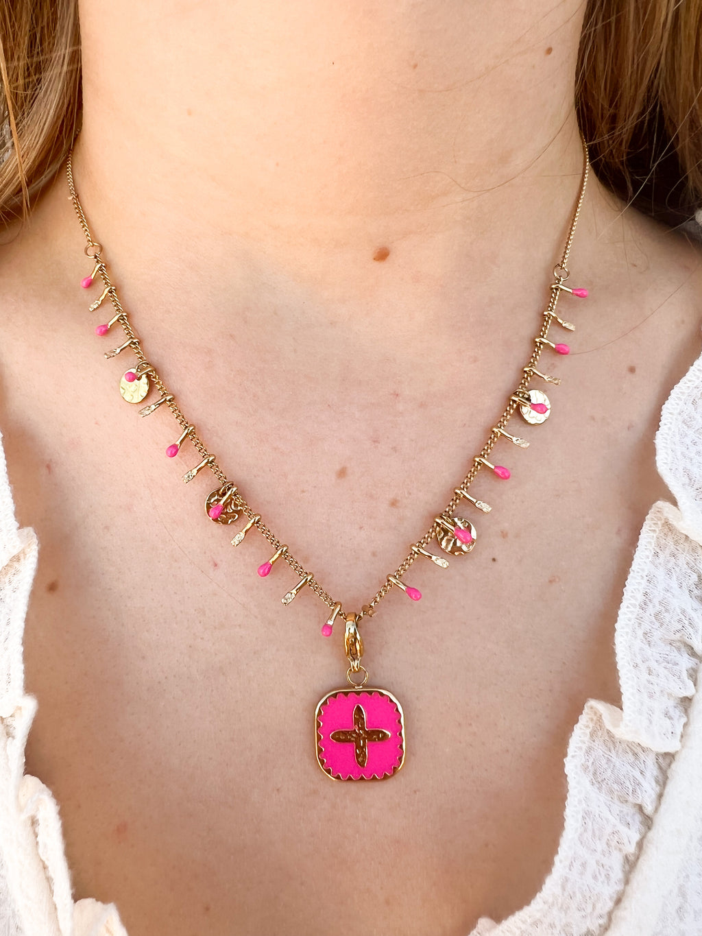 Livia – Collier Pendentif Émaillé Rose