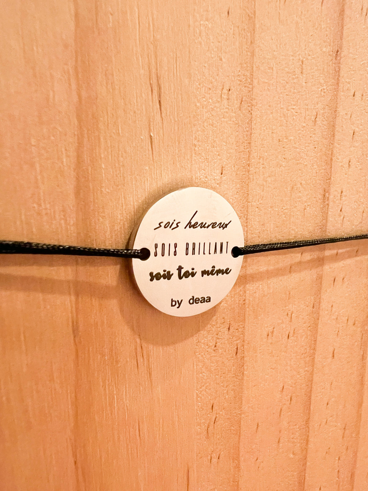 Soit Heureux, Soit Brillant, Sois Toi-Même – Bracelet Médaillon