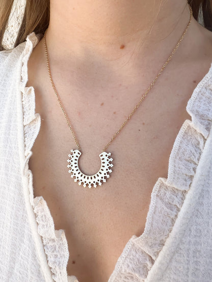Collier demi lune détails