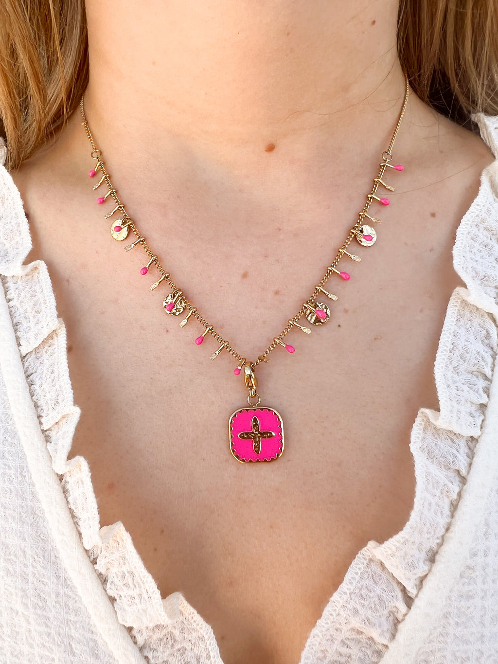 Livia – Collier Pendentif Émaillé Rose