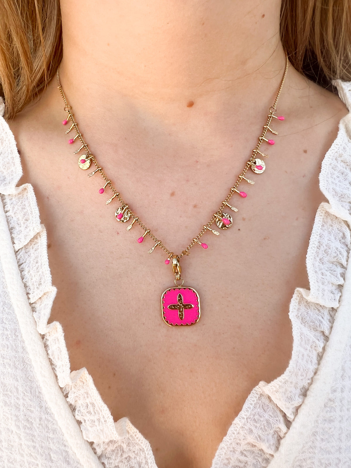 Livia – Collier Pendentif Émaillé Rose