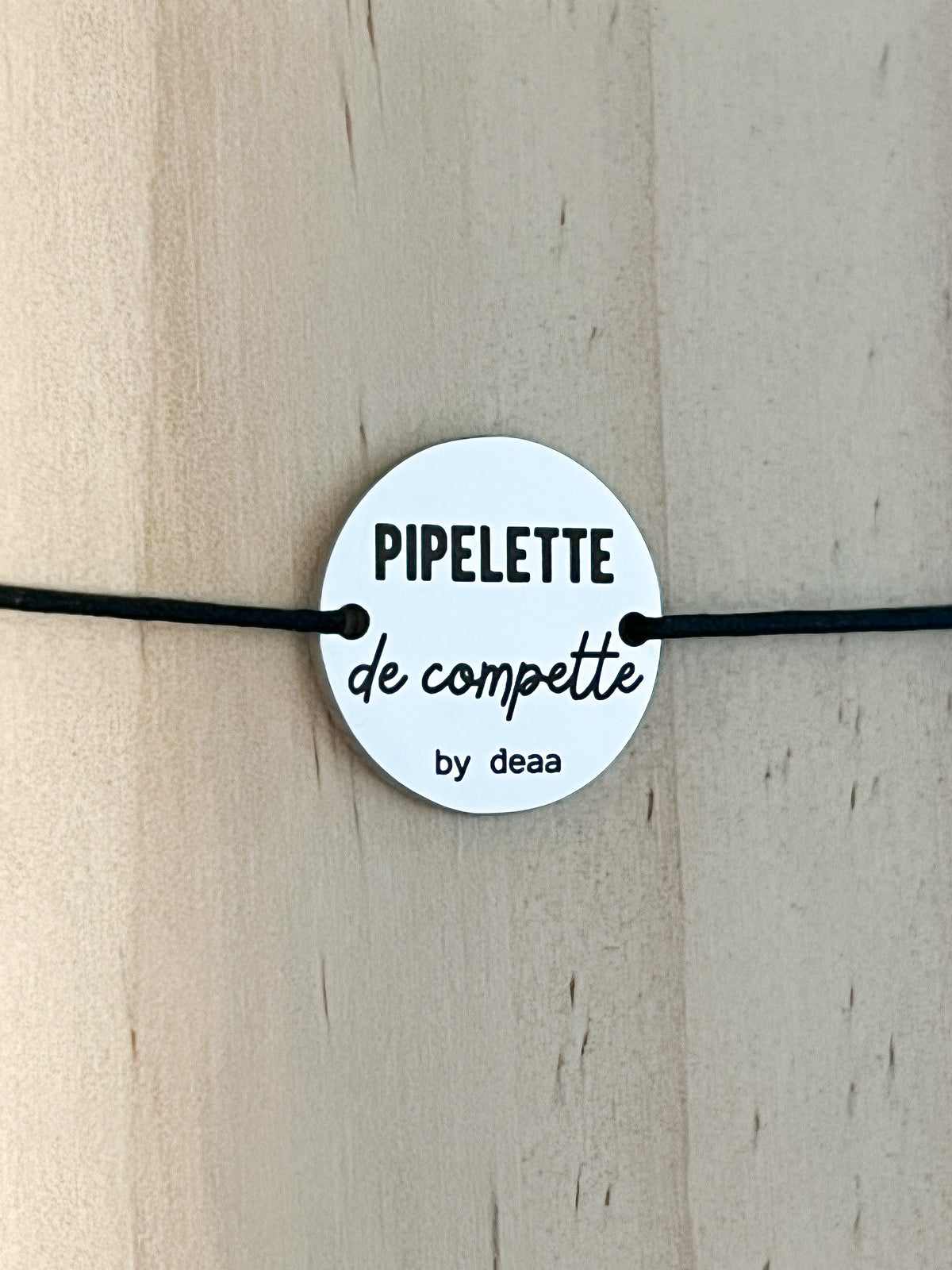 Pipelette de Compète – Bracelet Médaillon