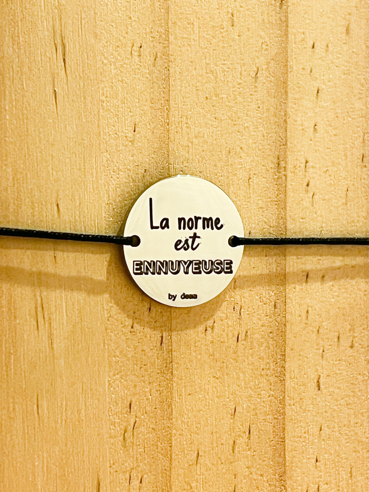 La Norme est Ennuyeuse – Bracelet Médaillon