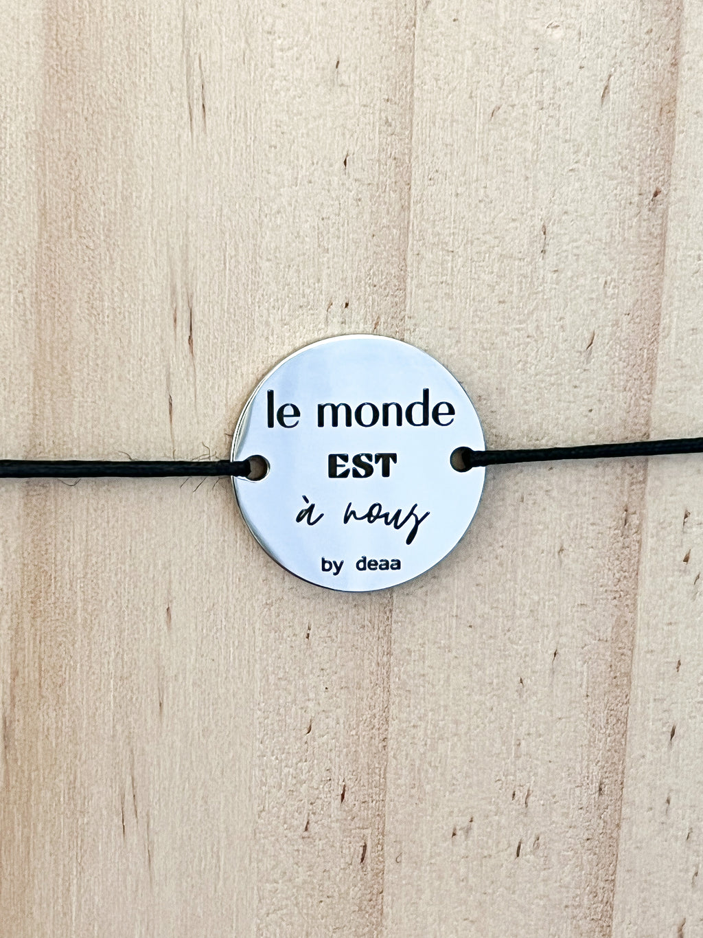 Le Monde est à Nous – Bracelet Médaillon