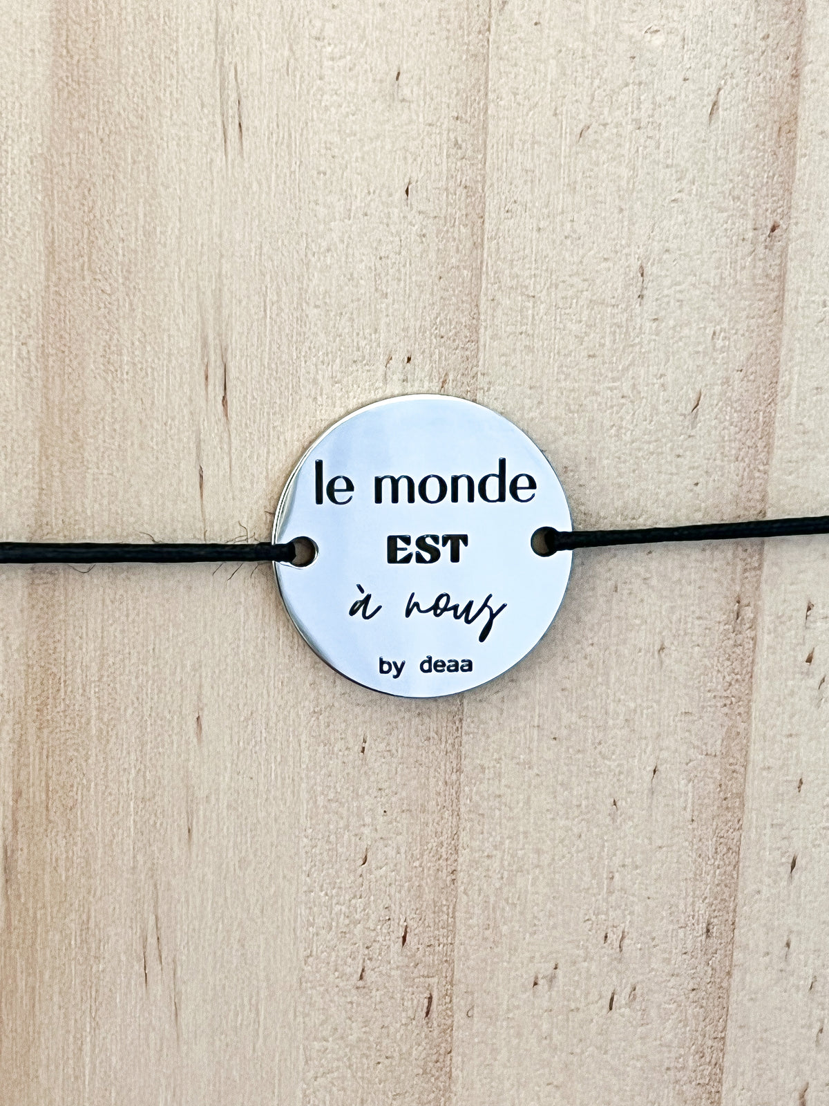 Le Monde est à Nous – Bracelet Médaillon