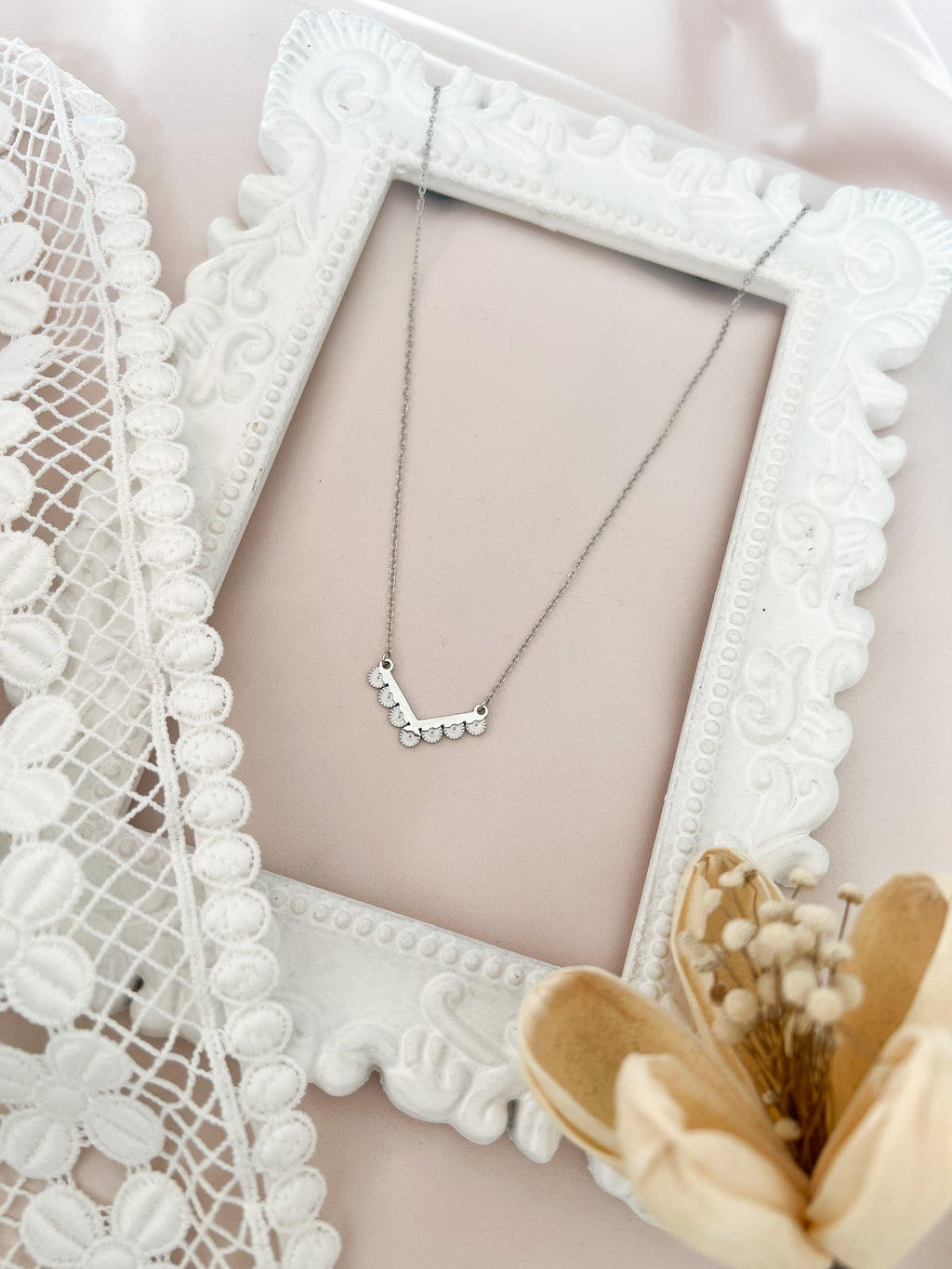 Virelia – Collier Pendentif Fleuri