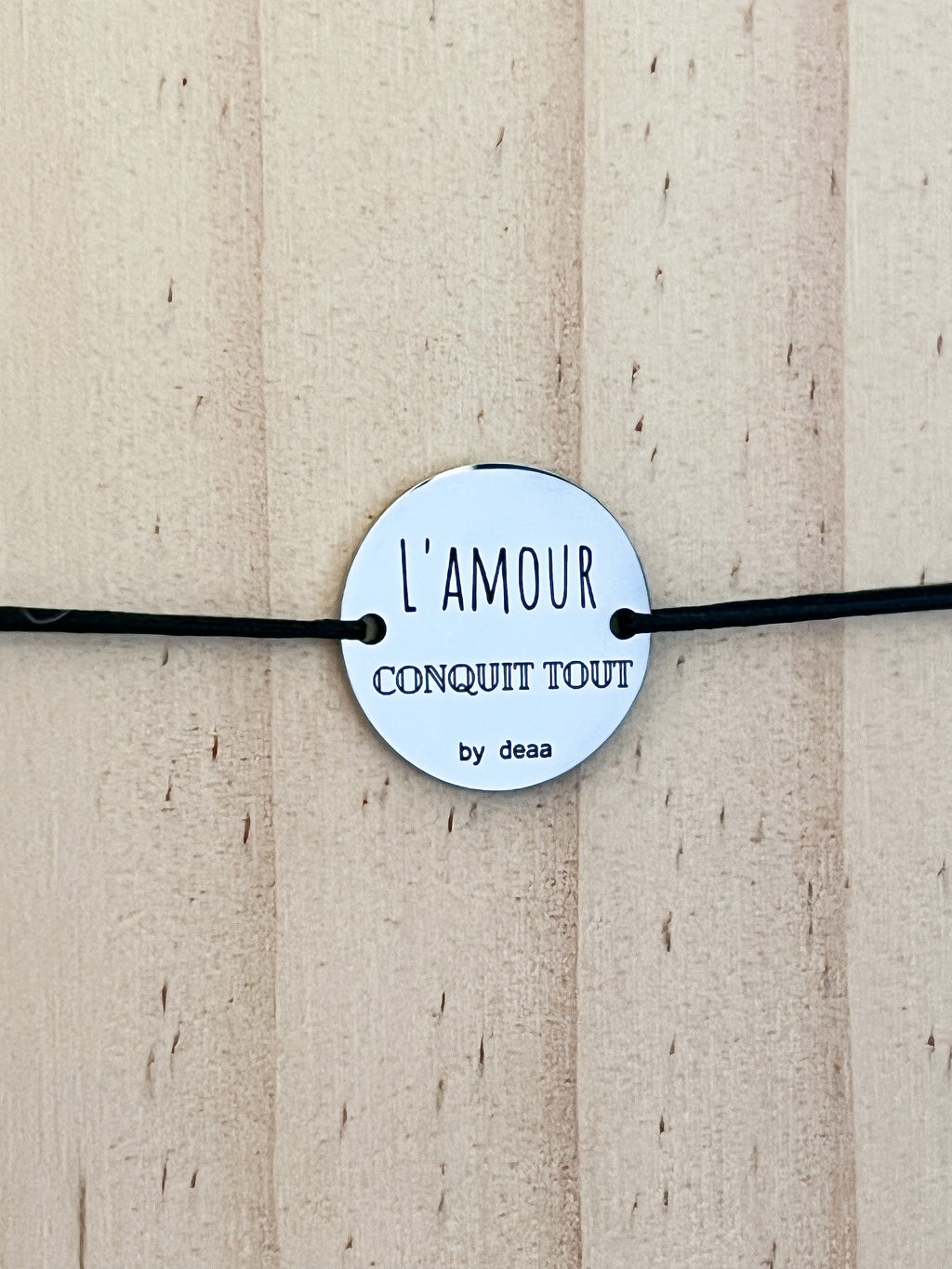L'Amour Conquérit Tout – Bracelet Médaillon